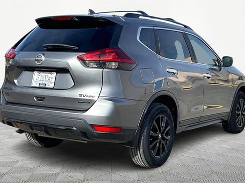 Used 2018 Nissan Rogue SV image 2