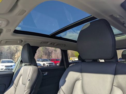 Used 2025 Volvo XC60 B5 Plus image 11