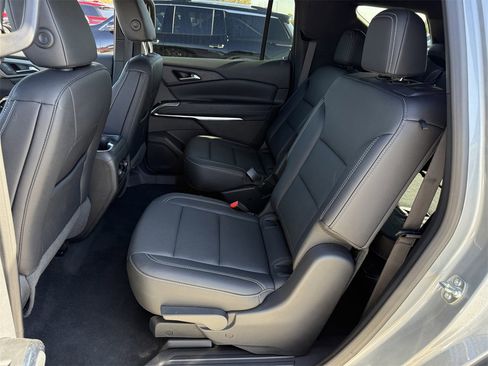 Used 2025 Chevrolet Traverse LT image 25