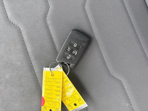 Used 2025 Volkswagen Taos SE AWD/4WD image 39
