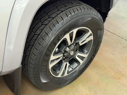 Used 2018 Toyota Tacoma TRD Sport image 29