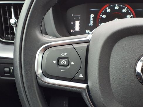 Used 2019 Volvo XC60 T5 Momentum w/ Premium Package image 10