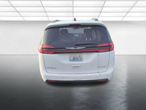 Used 2023 Chrysler Pacifica Limited image 2