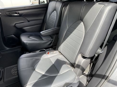 Used 2021 Toyota Highlander XLE image 17