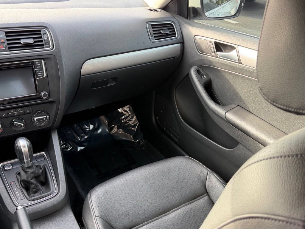 Used 2017 Volkswagen Jetta SE FWD image 18