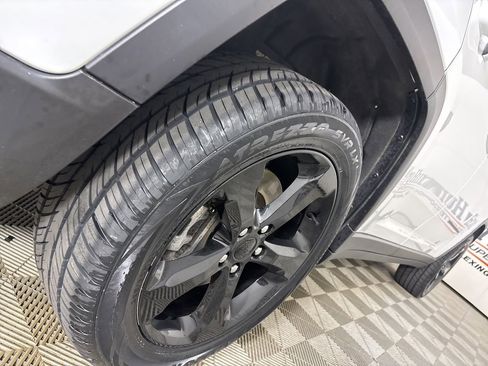 Used 2023 Jeep Grand Cherokee L Laredo AWD/4WD image 34