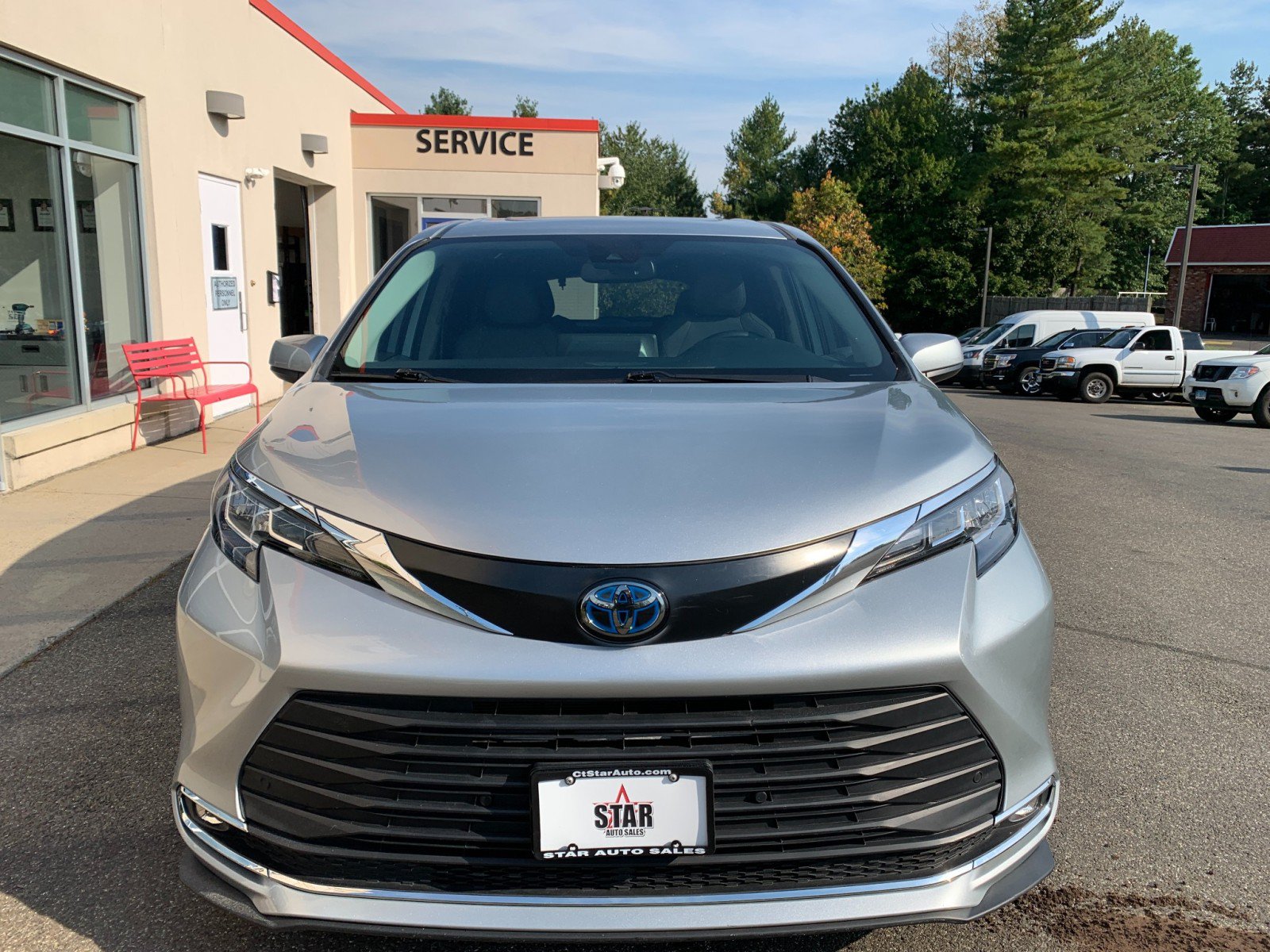 Used 2022 Toyota Sienna XLE AWD/4WD image 2