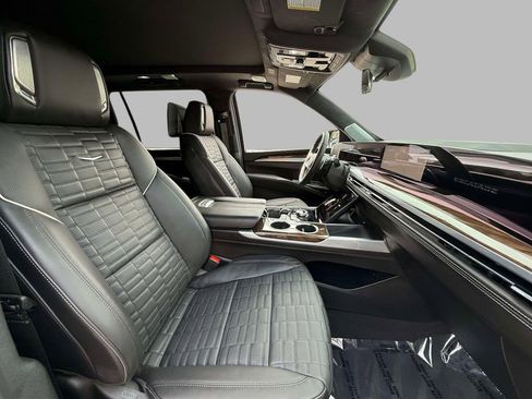 Used 2025 Cadillac Escalade ESV Premium Luxury Platinum image 14