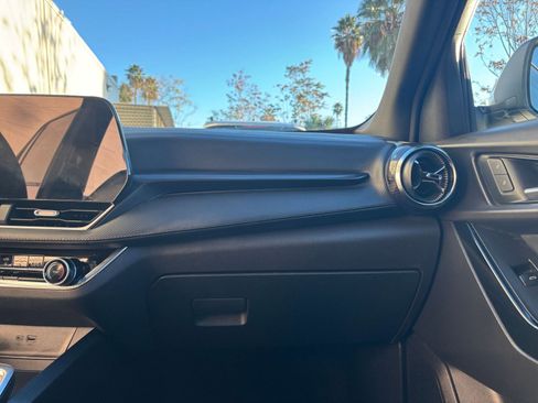 Used 2025 Chevrolet Equinox LT image 35