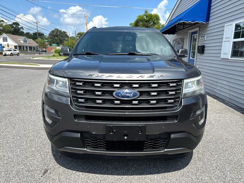 Used 2017 Ford Explorer XLT w/ Equipment Group 202A image 2