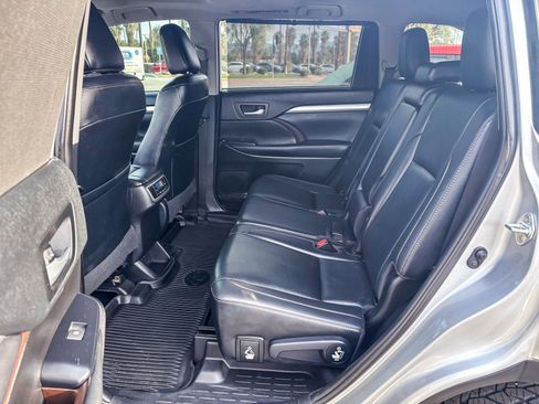 Used 2019 Toyota Highlander XLE image 21