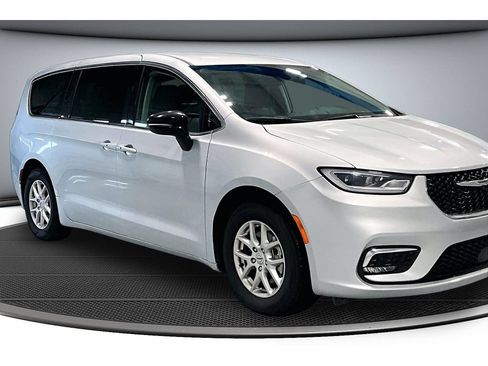 Used 2024 Chrysler Pacifica Touring-L FWD image 2