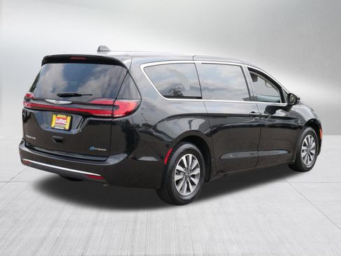 Used 2023 Chrysler Pacifica Touring-L FWD image 7