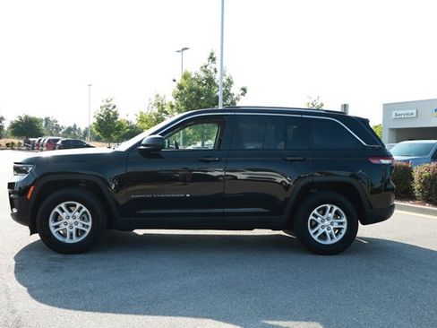 Used 2024 Jeep Grand Cherokee Laredo RWD image 9