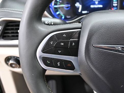 Used 2023 Chrysler Pacifica Touring-L FWD image 17