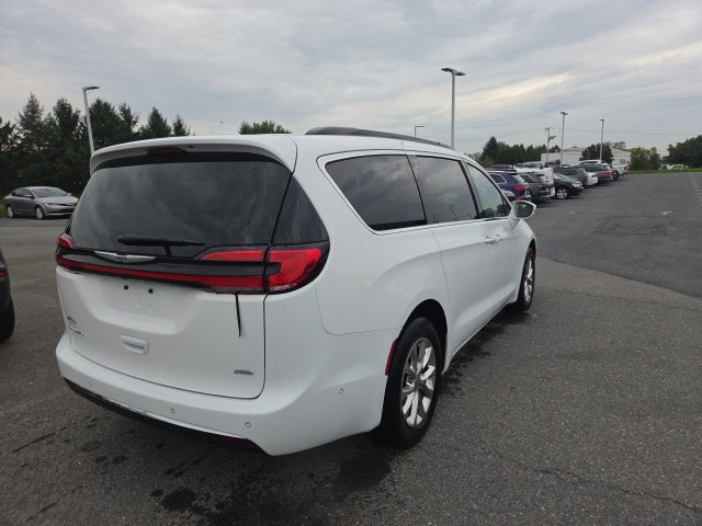Used 2022 Chrysler Pacifica Touring-L w/ Uconnect Theater Family Group AWD/4WD image 18