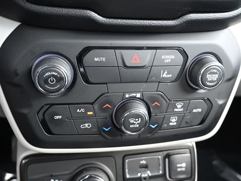 Used 2022 Jeep Renegade Latitude w/ Convenience Group image 20