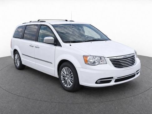 Used 2016 Chrysler Town & Country Limited FWD image 1