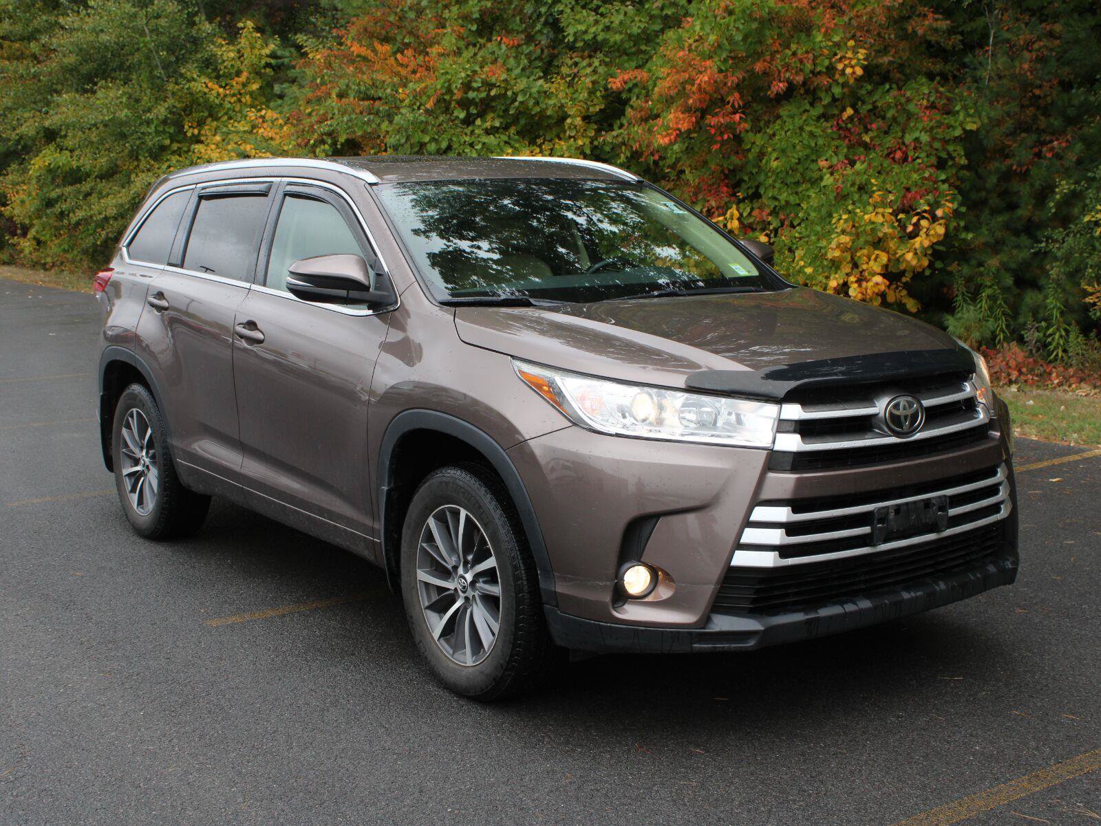 Used 2017 Toyota Highlander XLE AWD/4WD image 3