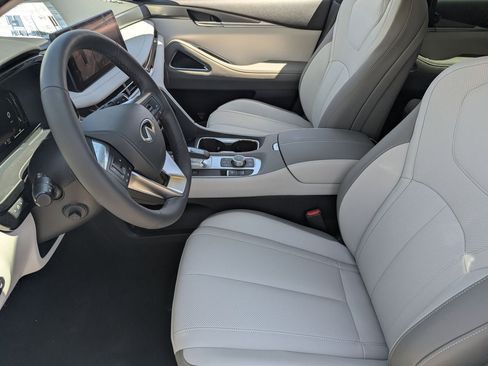 Certified 2027 INFINITI QX60 Luxe w/ Family Package FWD image 12