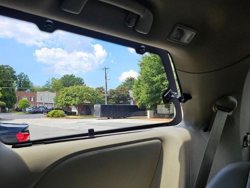 Used 2014 Toyota Sienna XLE FWD image 81
