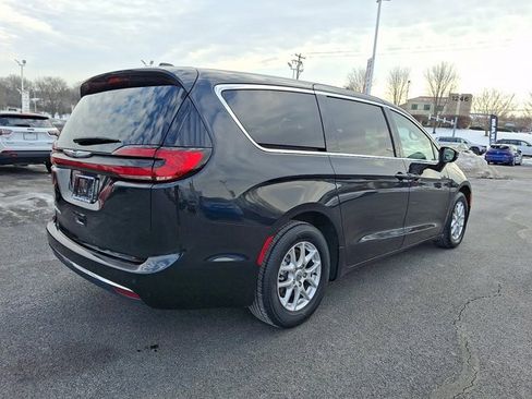 Certified 2023 Chrysler Pacifica Touring-L image 8