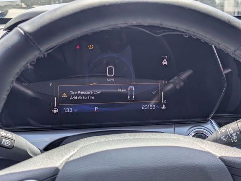 Used 2025 Chevrolet Trax LT w/ LT Convenience Package FWD image 19