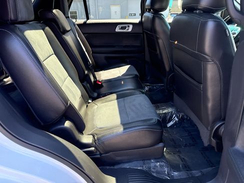 Used 2015 Ford Explorer XLT w/ Equipment Group 202A AWD/4WD image 14