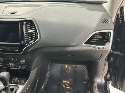 Used 2019 Jeep Cherokee Limited image 25