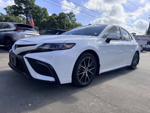 Used 2023 Toyota Camry SE FWD image 2