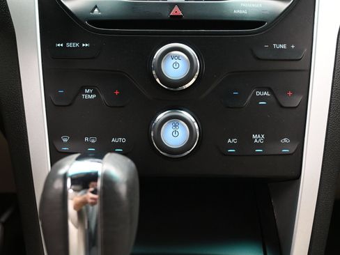 Used 2015 Ford Explorer XLT w/ Equipment Group 202A FWD image 35