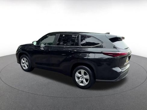 Used 2025 Toyota Highlander LE FWD image 8