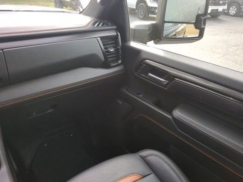 Used 2025 GMC Sierra 2500 AT4 image 16