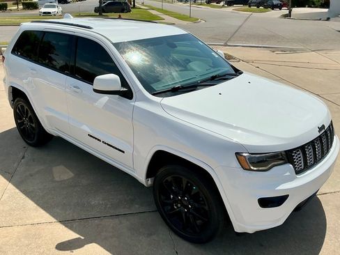 Used 2021 Jeep Grand Cherokee Laredo X image 4