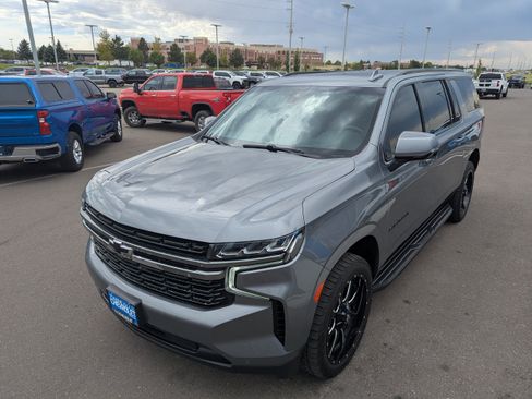 Used 2022 Chevrolet Suburban RST w/ Luxury Package AWD/4WD image 8