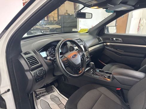 Used 2018 Ford Explorer XLT w/ Equipment Group 201A image 8
