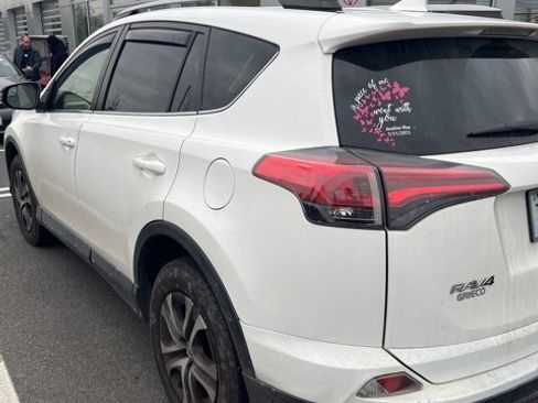 Used 2018 Toyota RAV4 LE image 5