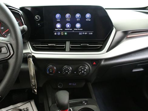 Used 2024 Chevrolet Trax RS w/ Sunroof Package FWD image 18