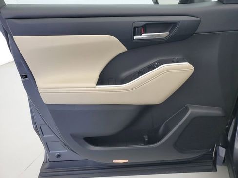 Used 2023 Toyota Highlander XLE image 23