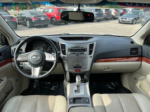 Used 2010 Subaru Outback 2.5i Limited AWD/4WD image 9