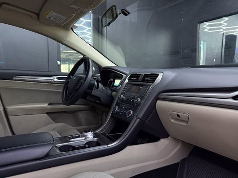 Used 2018 Ford Fusion SE image 25