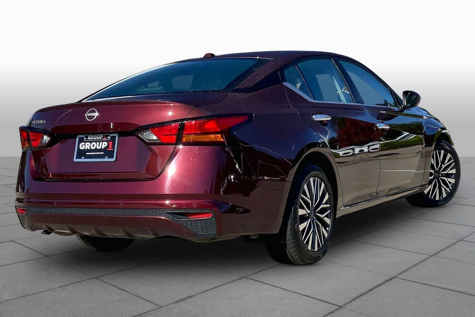 Used 2025 Nissan Altima 2.5 SV FWD image 12