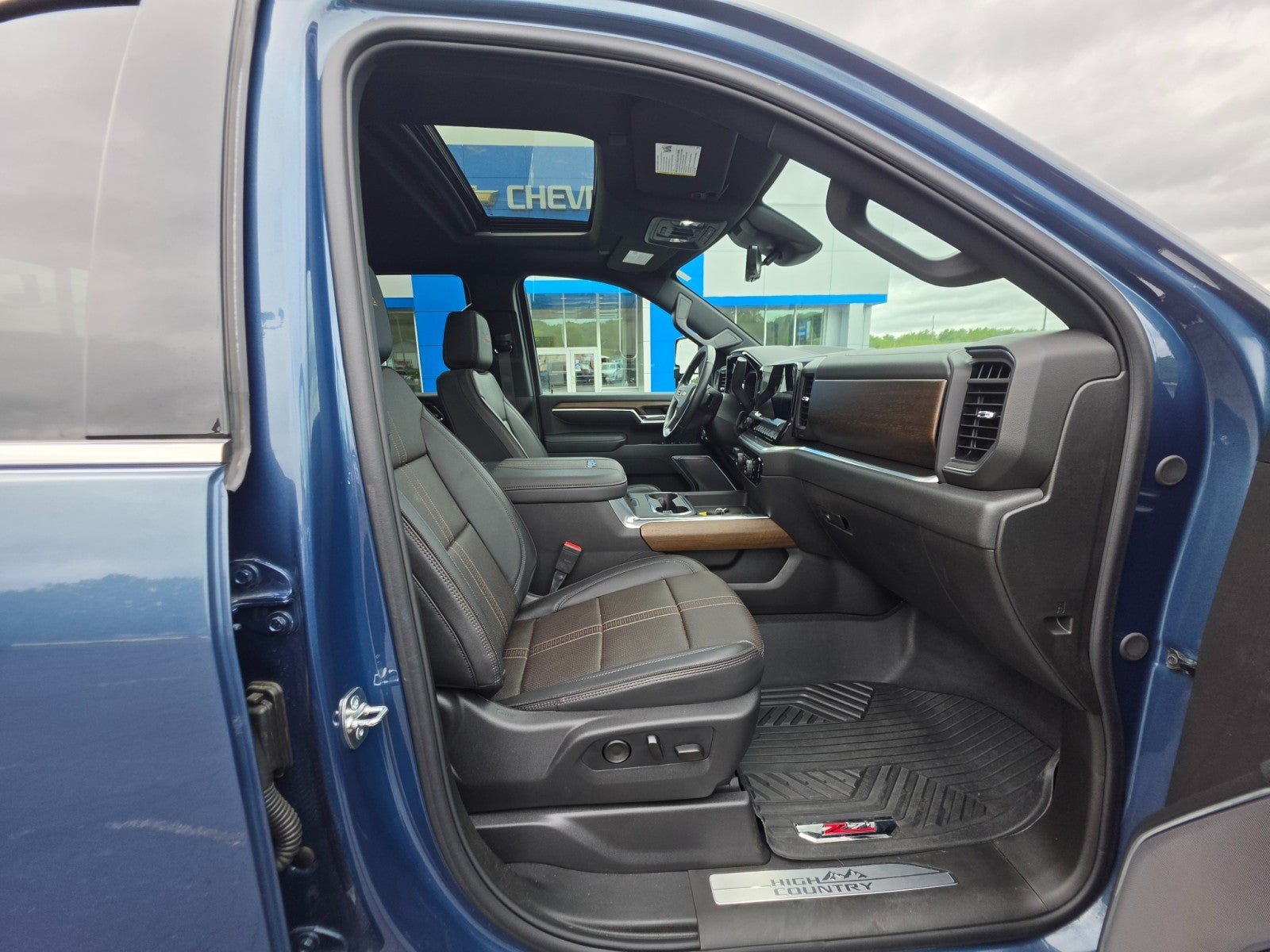 Used 2025 Chevrolet Silverado 2500 High Country w/ High Country Premium Package AWD/4WD image 15