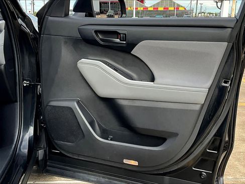 Used 2023 Toyota Highlander LE image 23