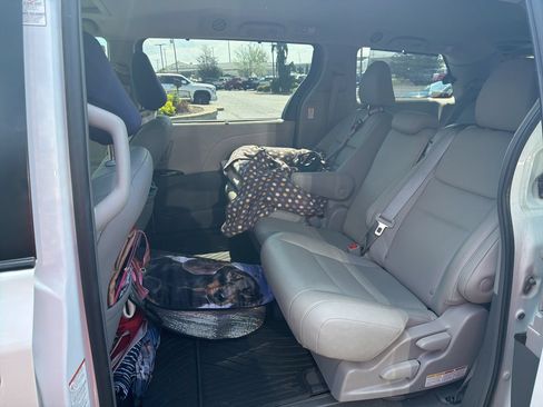 Used 2019 Toyota Sienna XLE w/ XLE Navigation Package FWD image 15
