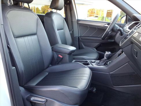 Certified 2022 Volkswagen Tiguan SE R-Line image 6