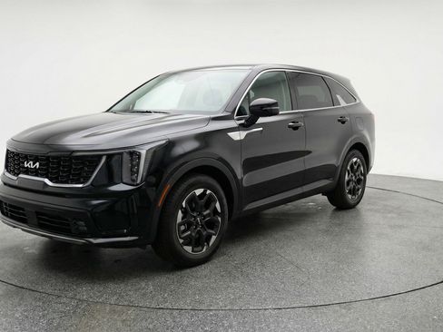 Used 2024 Kia Sorento S image 3