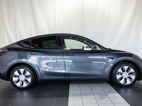 Used 2023 Tesla Model Y Long Range AWD/4WD image 3
