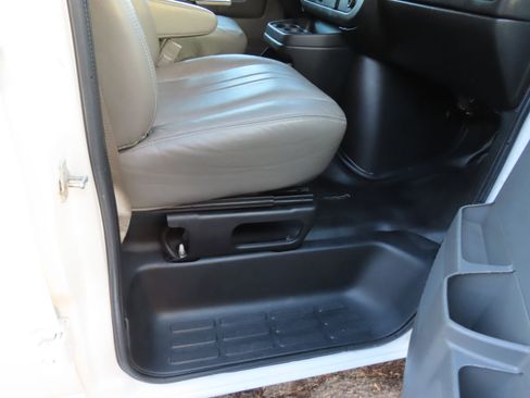 Used 2015 Chevrolet Express 2500 image 18