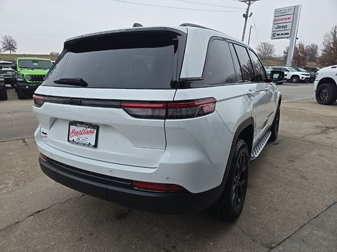 Used 2024 Jeep Grand Cherokee Altitude image 10